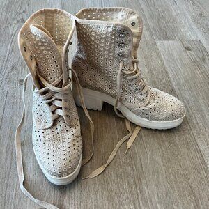 Womens Urban Outfitters Cream Eyelet Boots - 9
